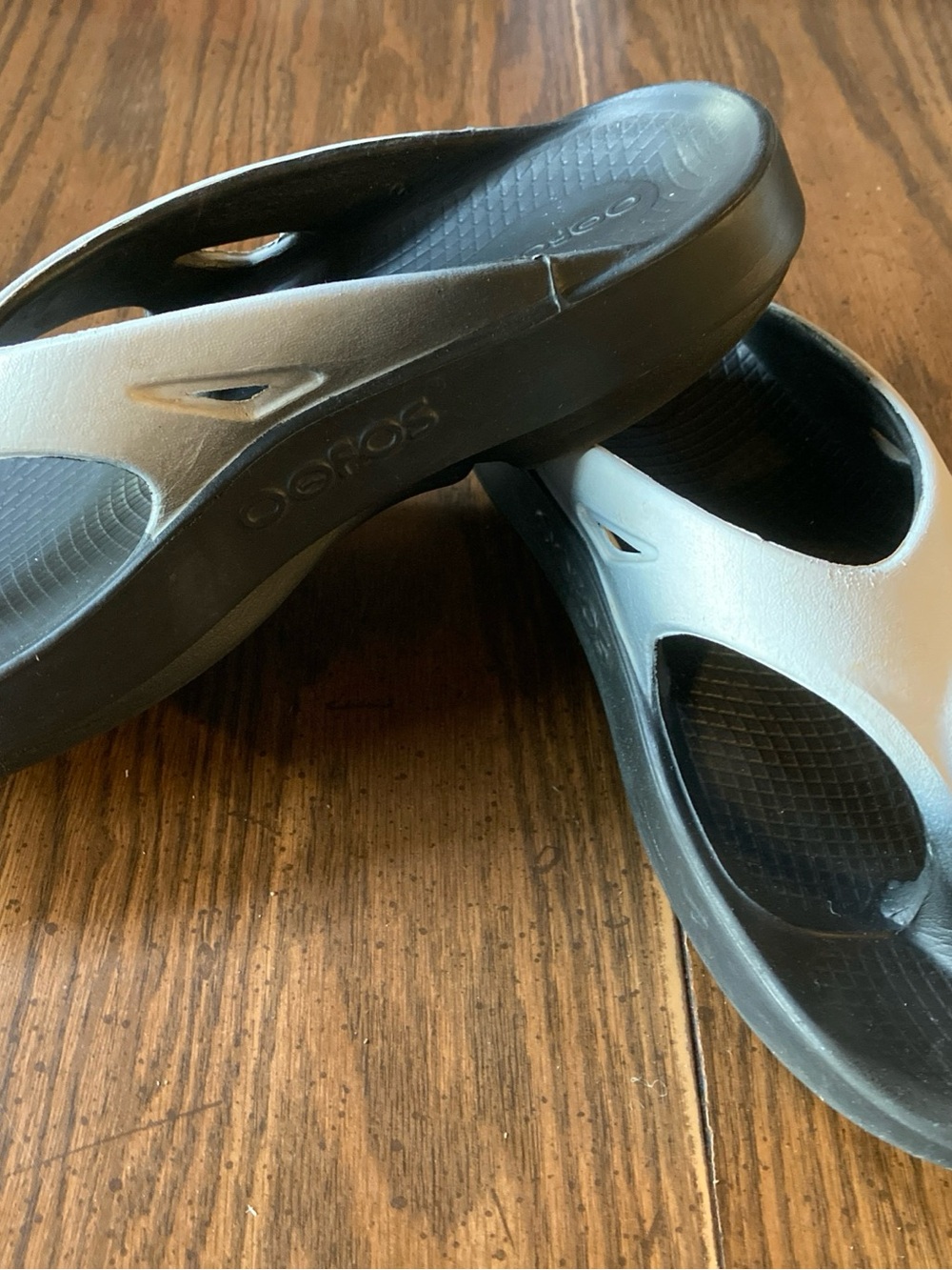 OOFOS Two-Tone Recovery Slide Sandals in Black and White womans sz 8